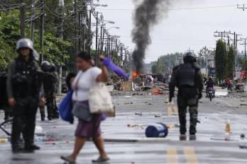 Personas caminan por una calle bloqueada durante la jornada de protestas esté domingo, en Changuinola, Bocas del Toro,