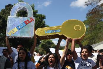 Personas sostienen carteles durante una manifestación convocada por el Movimiento Estudiantil de la Universidad Central de Venezuela, exigiendo la libertad de los presos políticos, este martes en Caracas (Venezuela). EFE/ Miguel Gutiérrez
