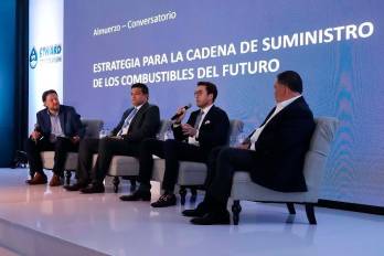 Expertos hablan durante el desarrollo del conversatorio