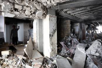 Daños en el interior de una vivienda causados por un reciente ataque aéreo israelí en Teherán, Irán, el 25 de junio de 2025.