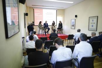 Vista de la mesa redonda Fondos Europeos e Infraestructuras Digitales: qué se ha conseguido, durante la segunda y última jornada de los Cursos de Verano de la Fundación SEPI, este miércoles en el campus de los Peñascales (Torrelodones, Madrid).