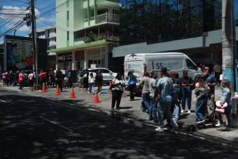 Las autoridades también monitorean un aviso emitido por el Pacific Tsunami Warning Center, que alertó sobre olas de entre 30 y 100 centímetros de altura en zonas costeras.