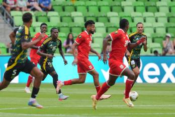 Aníbal Godoy (c.), jugador de la Selección Nacional de Panamá durante partido contra Jamaica.