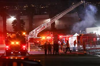 La aeronave cayó alrededor de las 7:00 p. m. entre dos edificios comerciales, en la cuadra 9100 de Mason Avenue.