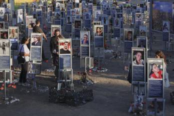 Cientos de familiares y amigos se congregaron este miércoles en la explanada donde se celebró el Festival Nova, lugar de la mayor masacre dentro de la oleada de ataques perpetrada por Hamás el 7 de octubre de 2023, para homenajear a sus allegados con la esperanza de que las elecciones en Israel permitan una investigación transparente de lo ocurrido. EFE/ Magda Gibelli