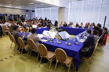 Personas asisten a una audiencia pública de la Comisión Interamericana de Derechos Humanos este martes, en el Parlamento Latinoamericano, en Ciudad de Panamá.