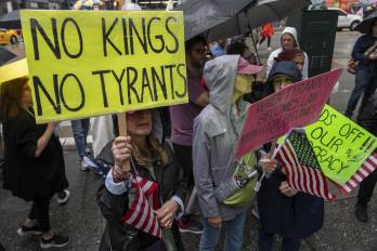 Personas se manifiestan durante una protesta denominada No Kings, contra el gobierno de Donald Trump este sábado, recorriendo desde Bryant Park a Madison Square Park en Nueva York (EE.UU.).