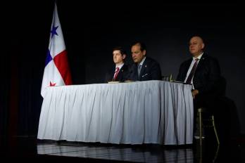 El ministro de Relaciones Exteriores, Javier Martínez-Acha Vásquez (c) durante la conferencia de prensa sobre el Foro Económico Internacional del CAF, le acompañan Carlos Guevara Mann, viceministro de Asuntos Multilaterales y Cooperación (i) y Carlos Hoyos B., viceministro de Relaciones Exteriores (d).