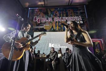 La cantante mexicana, Julieta Venegas (d), interpreta unas de sus canciones durante la presentación de la campaña Baja California es para ti en Ciudad de México.
