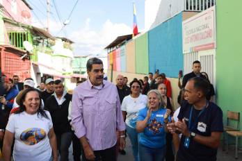 Fotografía cedida por el Palacio de Miraflores donde se observa al presidente de Venezuela, Nicolás Maduro, en un acto de gobierno este martes, en Caracas (Venezuela). EFE/ Palacio de Miraflores