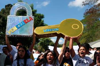 Personas sostienen carteles durante una manifestación convocada por el Movimiento Estudiantil de la Universidad Central de Venezuela, exigiendo la libertad de los presos políticos, este martes en Caracas (Venezuela). EFE/ Miguel Gutiérrez