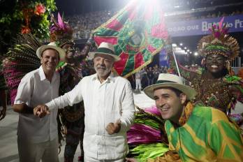 Lula da Silva (centro) durante el desfile de la escuela de samba Mangueira este Lunes de Carnaval, durante el primer día del Carnaval de Río 2026 en el sambódromo.