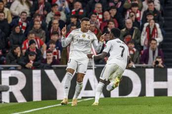 El delantero francés del Real Madrid Kylian Mbappé (izq.) celebra uno de los goles ante el Athletic Bilbao.