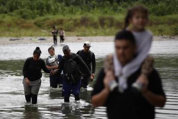 Fotografía de archivo de migrantes que cruzan el río Tuquesa luego de atravesar la selva del Darién en el Darien.