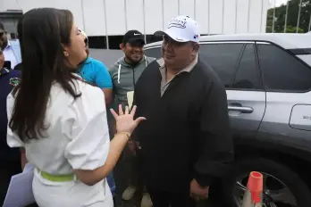 Smith junto a la ministra de Trabajo y Desarrollo Social, Jackeline Muñoz.