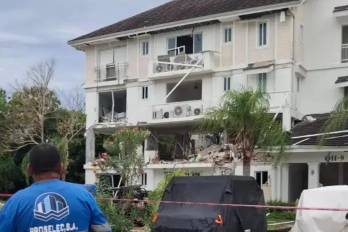 El incidente ocasionó severos daños materiales y dejó con afectaciones leves a dos personas, una mujer de 53 años y un hombre. Además, otros cuatro apartamentos resultaron afectados.