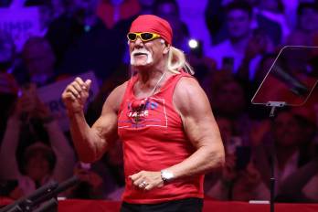 Fotografía de archivo del exluchador profesional Hulk Hogan en el escenario, antes de hablar durante un mitin en el Madison Square Garden de Nueva York (EE.UU.). EFE/Sarah Yenesel