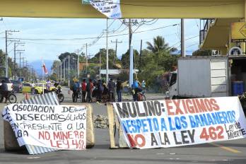 Fotografía del 24 de mayo de 2025 de trabajadores bananeros bloqueando una carretera en Changuinola, provincia caribeña de Bocas del Toro (Panamá). El Gobierno de Panamá declaró el estado de emergencia en Bocas del Toro (Caribe), que desde hace semanas registra fuertes protestas con bloqueos viales y donde la principal bananera del país anunció despidos masivos a sus trabajadores en huelga tras pérdidas millonarias.