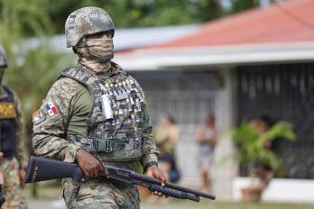 Un integrante de la Policia Nacional se desplaza durante la jornada de protestas esté domingo, en Changuinola, Bocas del Toro, (Panamá). Bocas del Toro continúa con alteraciones en las telecomunicaciones y bajo el estado de urgencia.