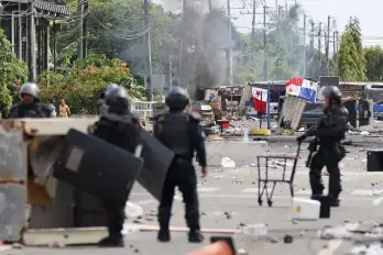 Protestas 2025: integrantes de la Unidad de Control de Multitudes observan un bloqueo en una jornada de protestas en Changuinola, Bocas del Toro.