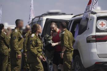 El rehén Eitan Horn (2d) en Jerusalén, tras su liberación este lunes. El Ejército de Israel confirmó que los últimos 13 rehenes que quedaban con vida en Gaza están ya en manos de la Cruz Roja, que los conducirá a Israel, informa un comunicado castrense.