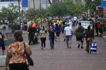 Panameños caminan por la 5 de Mayo.
