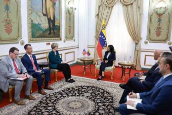 La encargada de negocios de Estados Unidos en Venezuela Laura Dogu se reunió, entre otros funcionarios venezolanos, con la presidenta encargada Delcy Rodríguez.