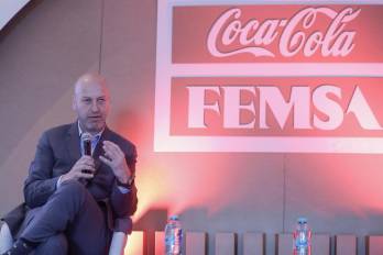 El director de Marketing y Capacidades Comerciales en Coca-Cola FEMSA, Juan Pablo de Velasco, habla durante una rueda de prensa en Ciudad de México (México). EFE/Isaac Esquivel