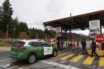 Carabineros (Policía) de Chile llegan al acceso Los Maitenes, en la mina El Teniente este sábado, en Rancagua.
