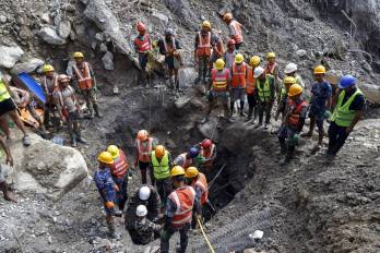 Los trabajos de rescate para tratar de sacar con vida a las personas atrapadas en un túnel del proyecto hidroeléctrico Trishuli 3A, diez días después de las devastadoras riadas. EFE/EPA/NEPAL ARMY HANDOUT HANDOUT EDITORIAL USE ONLY/NO SALESHANDOUT EDITORIAL USE ONLY/NO SALES