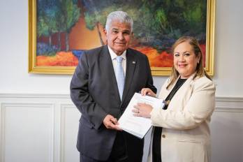 El mandatario presentó el documento durante una reunión sostenida en el Palacio de Las Garzas.