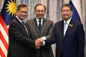 El primer ministro de Malasia, Anwar Ibrahim (c) y los primeros ministros de Tailandia y Camboya, Phumtham Wechayachai (d) y Hun Manet (i), respectivamente, tras el acuerdo de un alto el fuego inmediato y sin condiciones desde esta medianoche.