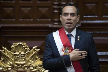 El presidente interino de Perú, José Jerí Oré, tras jurar su cargo ante el Pleno del Congreso en Lima. Jerí prometió en su primer discurso en el cargo empezar a construir las bases de la reconciliación del país, que atraviesa una crisis constante que parece no tener fin, tras haber destituido a la presidenta Dina Boluarte. EFE/ John Reyes Mejía