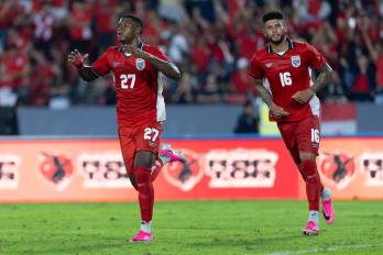 Kadir Barría (centro) y Andrés Andrade de Panamá celebran un gol este miércoles, en un partido amistoso entre Panamá y República Dominicana, previo a la Copa Mundial de Fútbol de 2026, en el estadio Rommel Fernández.