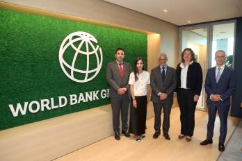 Manuel Blanco, jefe de Finanzas de Comercio de la IFC; Olga Calabozo, gerente regional de Instituciones Financieras de la IFC; Jorge Salas, presidente ejecutivo de Bladex; Ivana Fernandes Duarte, gerente regional para Centroamérica de la IFC; y Eduardo Vivone, vicepresidente ejecutivo de Tesorería y Mercado de Capitales de Bladex, durante la firma de un acuerdo estratégico entre el banco multinacional Bladex y la Corporación Financiera Internacional (IFC), miembro del Grupo Banco Mundial.