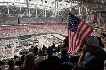 Personas asisten al funeral de Charlie Kirk este domingo, en el Estadio State Farm, en Glendale (Estados Unidos).