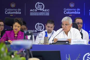 Fotografía cedida por la Cancillería de Colombia que muestra al presidente de Panamá, José Raúl Mulino (d), hablando este viernes durante la instalación de la cumbre de jefes de estado de la Asociación de Estados del Caribe en Montería.