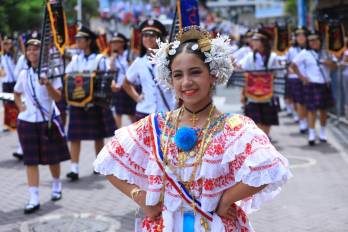 Escuelas particulares y oficiales son de las primeras delegaciones en desfilar.
