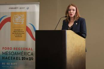 Fotografía cedida por la Unión Internacional para la Conservación de la Naturaleza (UICN) que muestra a la directora regional de la UICN para México, América Central y el Caribe, Úrsula Parrilla, hablando durante la apertura oficial del Foro Regional Mesoamérica hacia el 30x30, en Mérida, Yucatán.