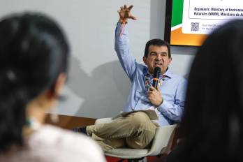El líder regional de World Vision para América Latina y el Caribe, João Diniz, habla durante el panel “Transición energética justa en América Central: avances, desafíos y oportunidades” de la COP30 este jueves, en Belén.
