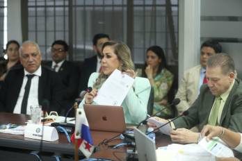 Shirley Castañedas (al centro), presidenta de la Asamblea Nacional.