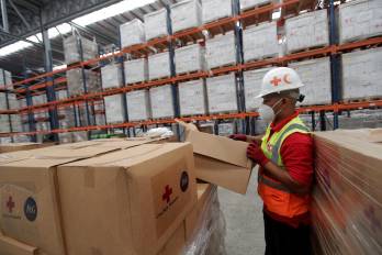 El sistema humanitario sufrirá en 2025 la mayor caída financiera de su historia, con un descenso que puede llegar a ser del 34 % respecto al 2024 por los recortes presupuestarios de Estados Unidos y de países europeos, según reveló este miércoles el informe anual del Instituto de Estudios sobre Conflictos y Acción Humanitaria (IECAH) y Médicos Sin Fronteras (MSF).