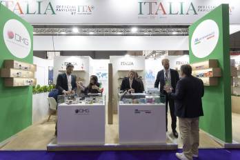 Vista del ambiente del ‘stand’ de Italia durante la 28ª edición de Vitafoods Europe celebrada desde el 5 al 7 de mayo en Barcelona.
