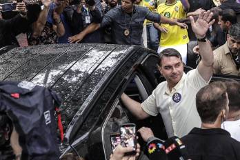 Fotografía de archivo del 25 de octubre de 2026 del excandidato a la presidencia Flavio Bolsonaro saludando a sus seguidores en Río de Janeiro (Brasil).