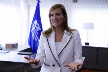 La presidenta ejecutiva del Banco Centroamericano de Integración Económica (BCIE), Gisela Sánchez, habla durante una entrevista con EFE este martes, en Tegucigalpa.