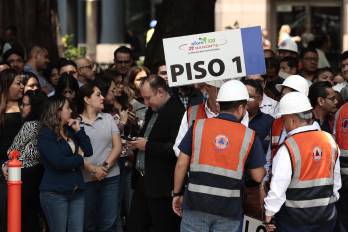 Personas participan en el macrosimulacro nacional este viernes, en Ciudad de México (México).