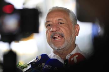 El administrador del Canal de Panamá, Ricaurte Vásquez, habla con periodistas en el centro de visitantes de Agua Clara en el Canal de Panamá este lunes, en Colón (Panamá). EFE/ Bienvenido Velasco