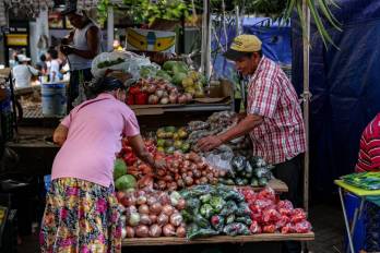 Las mayores variaciones se observaron en “legumbres y hortalizas” 1,6 %, por el decrecimiento en el precio de tubérculos, legumbres y frijoles en conserva; y “pescado” en 1,1 %.