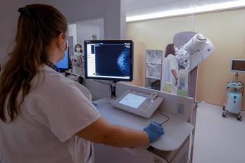 Fotografía de archivo del 10 de agosto de 2022 que muestra a una mujer realizándose un estudio de mastografía en un laboratorio de Barcelona.