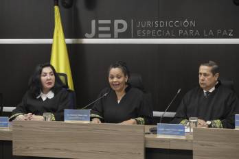 La presidenta de la sección de primera instancia para casos de reconocimiento de verdad y responsabilidad de la Jurisdicción Especial para la Paz (JEP), Ana Manuela Ochoa (c), habla en una audiencia este martes, en Bogotá (Colombia).